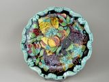 une assiette décorative ornée d'un oiseau, posée sur une table