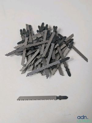 une pile d'outils posés sur une table