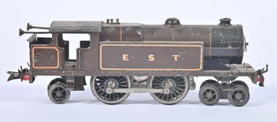 un petit train posé sur une surface blanche