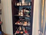 une grande armoire sur laquelle sont posés de nombreux objets, dans une pièce