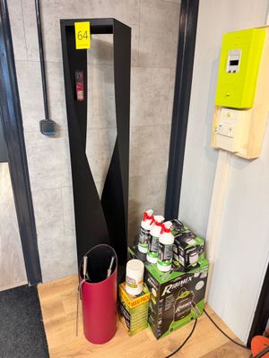 une photo d'une salle de bains avec des toilettes et une poubelle