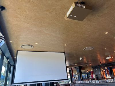 un grand écran de projection au milieu d'une pièce