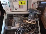 une boîte avec un tas d'outils à l'intérieur