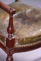 Fauteuil en acajou mouluré et sculpté, le dossier légèrement… (photo 2)