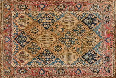 un tapis persan ancien aux motifs bleus, rouges et jaunes