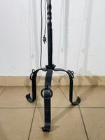Lampadaire tripode en fer forgé à fût torsadé et accueillant… (photo 2)