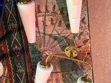 trois lampes posées sur une table, avec un tapis au sol
