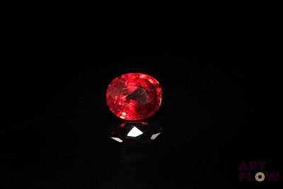 gros plan d'un diamant rouge sur une surface noire