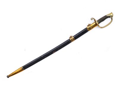 une image représentant un stylo noir et doré avec un manche doré