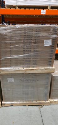un grand nombre de cartons posés sur le sol