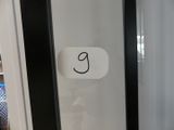 une photo en noir et blanc d'une porte sur laquelle est accrochée une pancarte