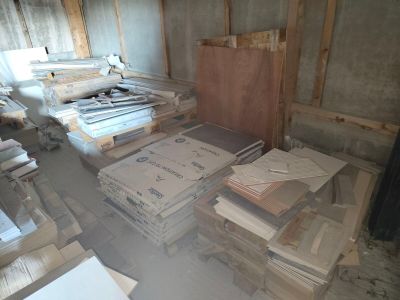 une pièce avec beaucoup de cartons et des cartons sur le sol