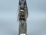 un gros plan sur une figurine représentant une femme portant une coiffe