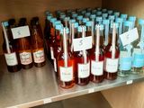 de nombreuses bouteilles d'alcool posées sur une étagère dans un magasin