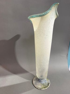 deux vases posés l'un à côté de l'autre sur une table