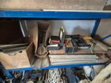 une photo d'un établi avec beaucoup d'outils dessus