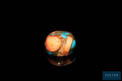 une image représentant une perle de verre ornée d'un motif bleu et orange