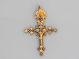une croix en or surmontée d'une couronne