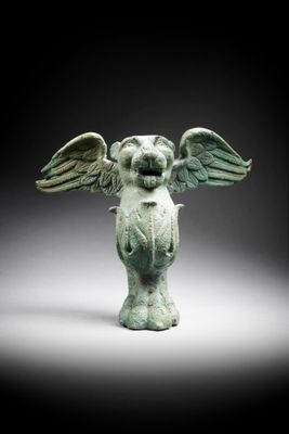 un gros plan sur la statue d'un animal ailé