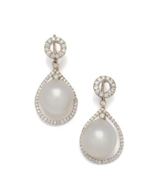 une paire de boucles d'oreilles en perles et diamants