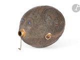 sculpture représentant un ours avec une chaîne autour du cou