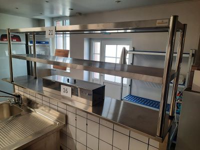 une cuisine avec des plans de travail en inox et un évier
