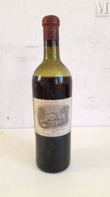 une bouteille de vin posée sur une table