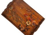 une petite boîte en bois décorée de fleurs peintes