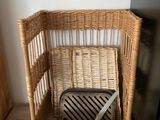un panier en osier posé sur une étagère