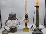 Plusieurs types de lampes sont exposés sur une surface blanche