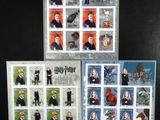 Trois timbres Harry Potter sont exposés sur un fond noir