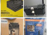 quatre photos différentes d'une machine à café et d'une boîte de café
