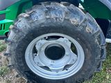 un tracteur garé dans l'herbe