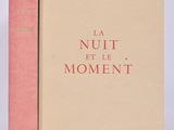 les deux livres sont posés côte à côte sur une surface blanche