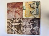 trois livres posés sur une table blanche surmontée d'une lampe