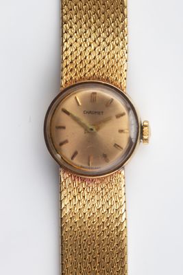 une image d'un gros plan d'une montre-bracelet sur une surface blanche