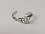 gros plan d'une bague en diamant sur une surface blanche