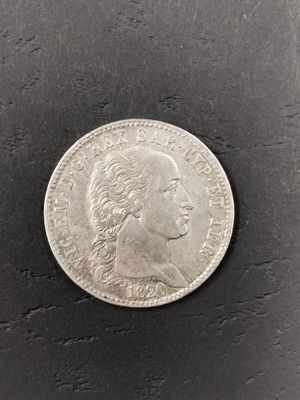 gros plan d'une pièce de monnaie en argent sur une surface noire