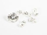 un gros plan sur un bouquet de diamants posés sur une surface blanche