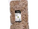 un gros plan d'un paquet de nouilles sur fond blanc