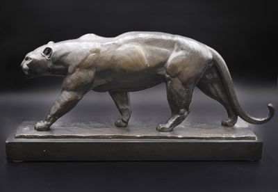 statue d'une panthère posée sur un socle de marbre, sur fond noir