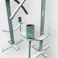 Paire de bougeoirs modernistes en métal laqué bleu-vert. (photo 2)