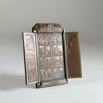 une assiette en argent sur laquelle est représenté un homme et une femme