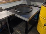 un fût jaune posé à côté d'une table dans une cuisine