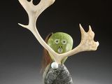 une image représentant une sculpture d'un cerf avec des bois sur la tête