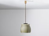 le luminaire est suspendu au plafond de la pièce