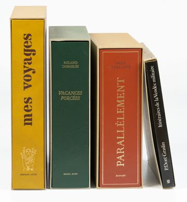 plusieurs livres sont empilés sur une surface blanche