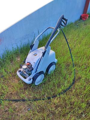 une tondeuse à gazon bleue qui est posée dans l'herbe