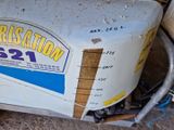 un petit réfrigérateur sur lequel est accrochée une affiche