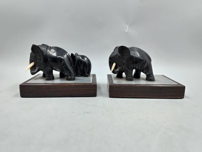 paire de serre-livres en forme d'éléphants noirs sur socles en bois
